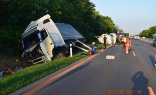 NA D1 pri Trnave sa zrazil kamión s dodávkou, 28-ročný vodič skončil v nemocnici