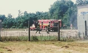 Na letisku v obci Boleráz sa konalo cvičenie hasičov, ktorí trénovali zásah pri páde lietadla