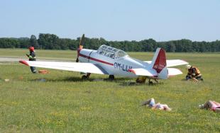 Na letisku v obci Boleráz sa konalo cvičenie hasičov, ktorí trénovali zásah pri páde lietadla