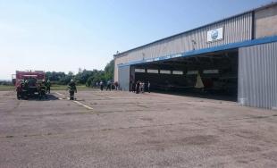 Na letisku v obci Boleráz sa konalo cvičenie hasičov, ktorí trénovali zásah pri páde lietadla