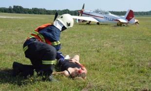 Na letisku v obci Boleráz sa konalo cvičenie hasičov, ktorí trénovali zásah pri páde lietadla