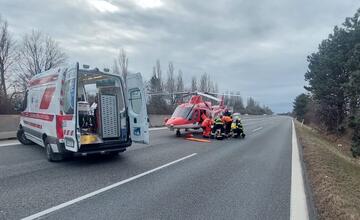 FOTO: Na D1 za Voderadmi smerom do Bratislavy havaroval mikrobus
