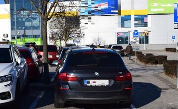 FOTO: Videli ste nehodu v Trnave? Vodič BMW išiel do obchodu, našiel si zničené auto