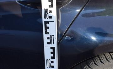 FOTO: Videli ste nehodu v Trnave? Vodič BMW išiel do obchodu, našiel si zničené auto