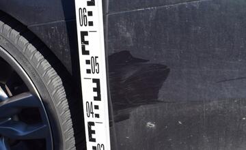 FOTO: Videli ste nehodu v Trnave? Vodič BMW išiel do obchodu, našiel si zničené auto