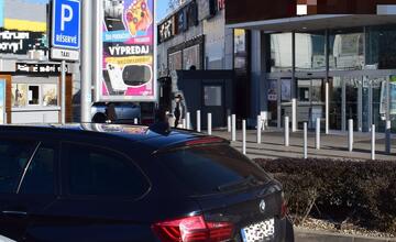 FOTO: Videli ste nehodu v Trnave? Vodič BMW išiel do obchodu, našiel si zničené auto