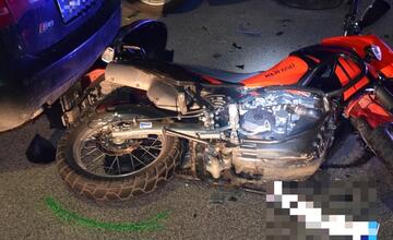 FOTO: V Seredi sa zrazilo osobné auto s motorkou
