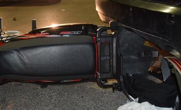 FOTO: V Seredi sa zrazilo osobné auto s motorkou