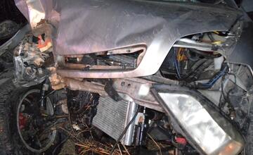 FOTO: Vodič prešiel cez betónový stĺp a narazil do stromu