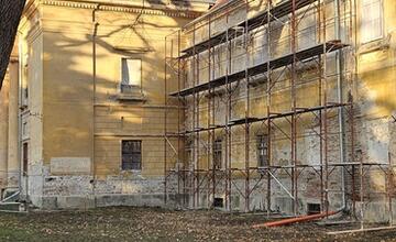 FOTO: Kaštieľ v Seredi prešiel rekonštrukciou, má novú strechu