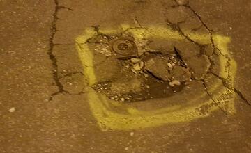 FOTO: Obyvatelia sú pobúrení. Piešťanské cesty vyzerajú ako tankodróm