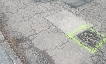 FOTO: Obyvatelia sú pobúrení. Piešťanské cesty vyzerajú ako tankodróm