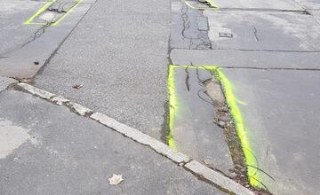 FOTO: Obyvatelia sú pobúrení. Piešťanské cesty vyzerajú ako tankodróm