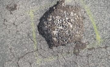 FOTO: Obyvatelia sú pobúrení. Piešťanské cesty vyzerajú ako tankodróm