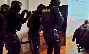 FOTO: Trnavskí policajti navštívili deti na základnej škole