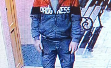 FOTO: Polícia hľadá muža, ktorý rozbil dvere na železničnej stanici Šaštín-Stráže