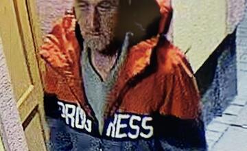 FOTO: Polícia hľadá muža, ktorý rozbil dvere na železničnej stanici Šaštín-Stráže