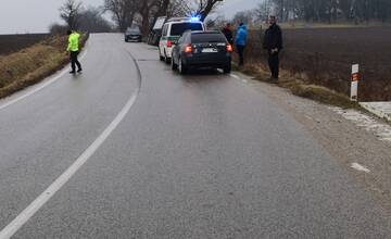 FOTO: Pri Trstíne havaroval kamión. Polícia pátra po vozidle, ktoré nehodu spôsobilo