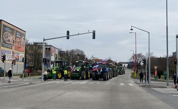 FOTO: Farmárske protesty v Trnave blokujú dopravu