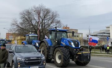 FOTO: Farmárske protesty v Trnave blokujú dopravu