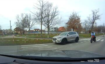 FOTO: Na piešťanskej križovatke jazdil v protismere neznámy motorkár