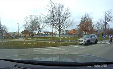 FOTO: Na piešťanskej križovatke jazdil v protismere neznámy motorkár