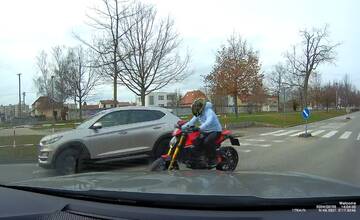 FOTO: Na piešťanskej križovatke jazdil v protismere neznámy motorkár