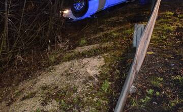 FOTO: Hrozivá nehoda pri Červeníku. Auto skončilo na streche