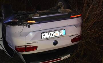 FOTO: Hrozivá nehoda pri Červeníku. Auto skončilo na streche