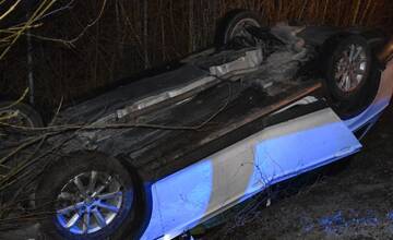 FOTO: Hrozivá nehoda pri Červeníku. Auto skončilo na streche