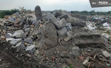 FOTO: Muž z obce Baka vytvoril nelegálnu skládku. Jej odstránenie bude stáť 4 milióny eur