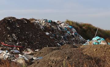 FOTO: Muž z obce Baka vytvoril nelegálnu skládku. Jej odstránenie bude stáť 4 milióny eur