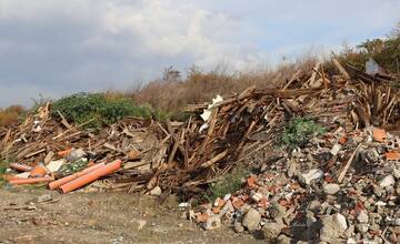 FOTO: Muž z obce Baka vytvoril nelegálnu skládku. Jej odstránenie bude stáť 4 milióny eur