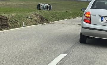 FOTO: Pred Radošovcami došlo k vážnej dopravnej nehode. Auto skončilo v poli