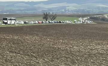 FOTO: Pred Radošovcami došlo k vážnej dopravnej nehode. Auto skončilo v poli