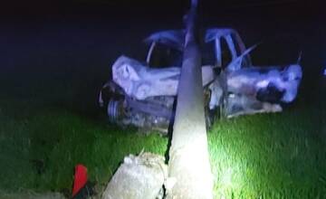 FOTO: Pri Topoľníkoch došlo k tragickej nehode. Vodič narazil do elektrického stĺpu