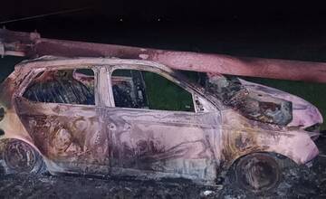 FOTO: Pri Topoľníkoch došlo k tragickej nehode. Vodič narazil do elektrického stĺpu