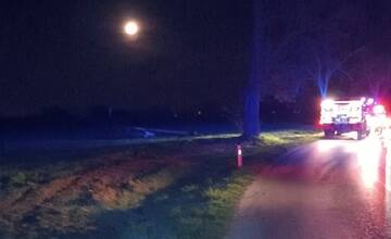FOTO: Pri Topoľníkoch došlo k tragickej nehode. Vodič narazil do elektrického stĺpu