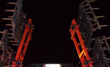 FOTO: Traktor v Smrdákoch strhol telefónne káble, padol aj stĺp