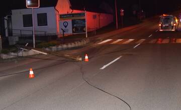 FOTO: Traktor v Smrdákoch strhol telefónne káble, padol aj stĺp