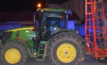 FOTO: Traktor v Smrdákoch strhol telefónne káble, padol aj stĺp