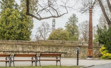 FOTO: Osadzovanie opraveného kríža v Skalici