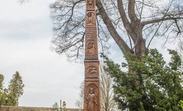 FOTO: Osadzovanie opraveného kríža v Skalici