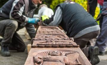 FOTO: Osadzovanie opraveného kríža v Skalici