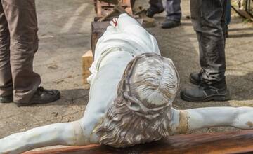 FOTO: Osadzovanie opraveného kríža v Skalici