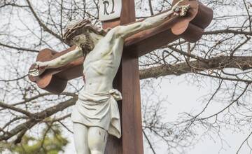 FOTO: Osadzovanie opraveného kríža v Skalici