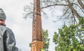 FOTO: Osadzovanie opraveného kríža v Skalici