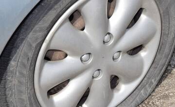 FOTO: Vandal prepichol pneumatiky na 20 autách v Dunajskej Strede