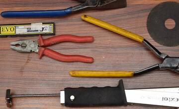 FOTO: Dvojica v gabčíkove vykrádala byty a autá, hrozí im 10 rokov väzenia