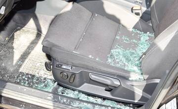 FOTO: Dvojica v gabčíkove vykrádala byty a autá, hrozí im 10 rokov väzenia